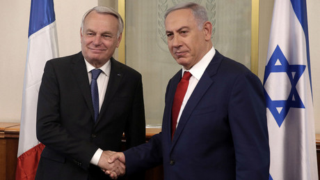 Israeli Prime Minister Benjamin Netanyahu (L) shakes hands with French Foreign Minister Jean-Marc Ayrault on May 15, 2016 during a meeting at the Prime Minister's office in Jerusalem. © Menahem Kahana
